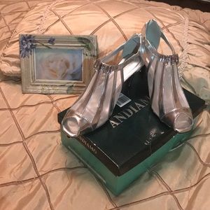 METALLIC SILVER HEELS